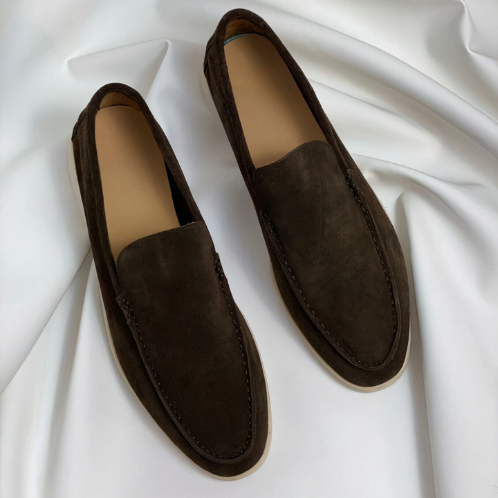 Esclusivi mocassini da uomo in morbida pelle scamosciata e pelle pregiata: una combinazione di eleganza, comfort e stile.