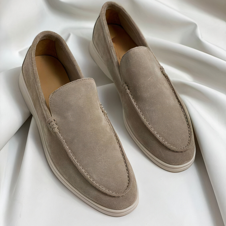 Esclusivi mocassini da uomo in morbida pelle scamosciata e pelle pregiata: una combinazione di eleganza, comfort e stile.