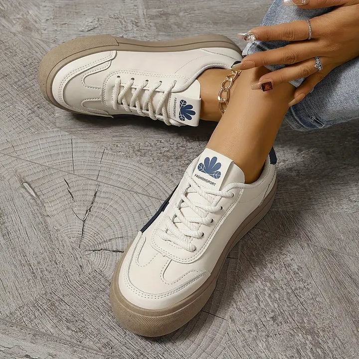Sneakers da donna alla moda con accenti colorati e stile sportivo