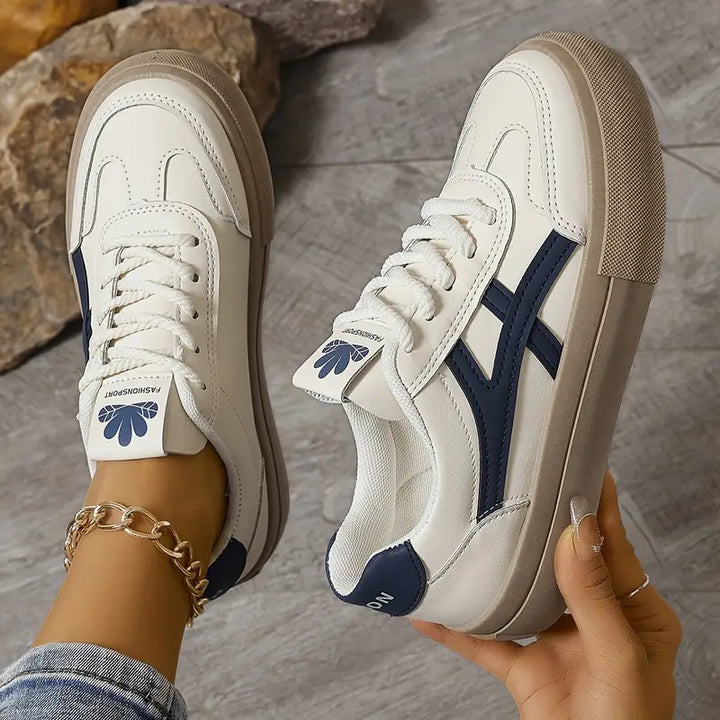Sneakers da donna alla moda con accenti colorati e stile sportivo
