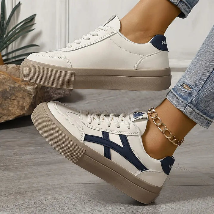 Sneakers da donna alla moda con accenti colorati e stile sportivo