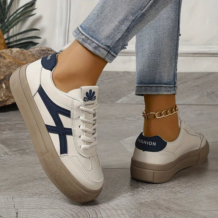 Sneakers da donna alla moda con accenti colorati e stile sportivo