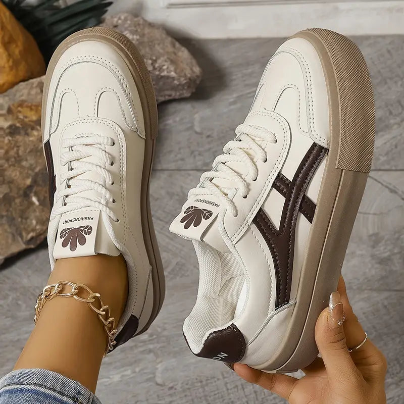 Sneakers da donna alla moda con accenti colorati e stile sportivo