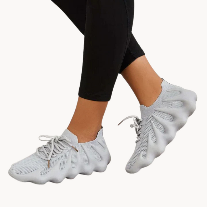 Scarpe da ginnastica da donna con materiale a rete, suola ammortizzata e sistema di allacciatura leggero: una combinazione di comfort e stile.