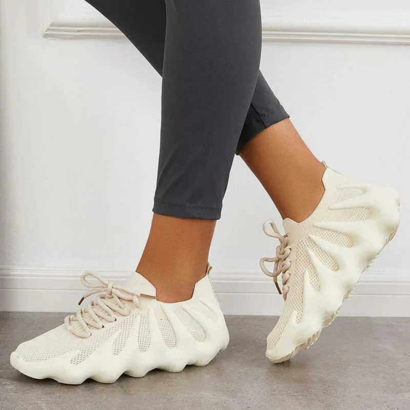 Scarpe da ginnastica da donna con materiale a rete, suola ammortizzata e sistema di allacciatura leggero: una combinazione di comfort e stile.