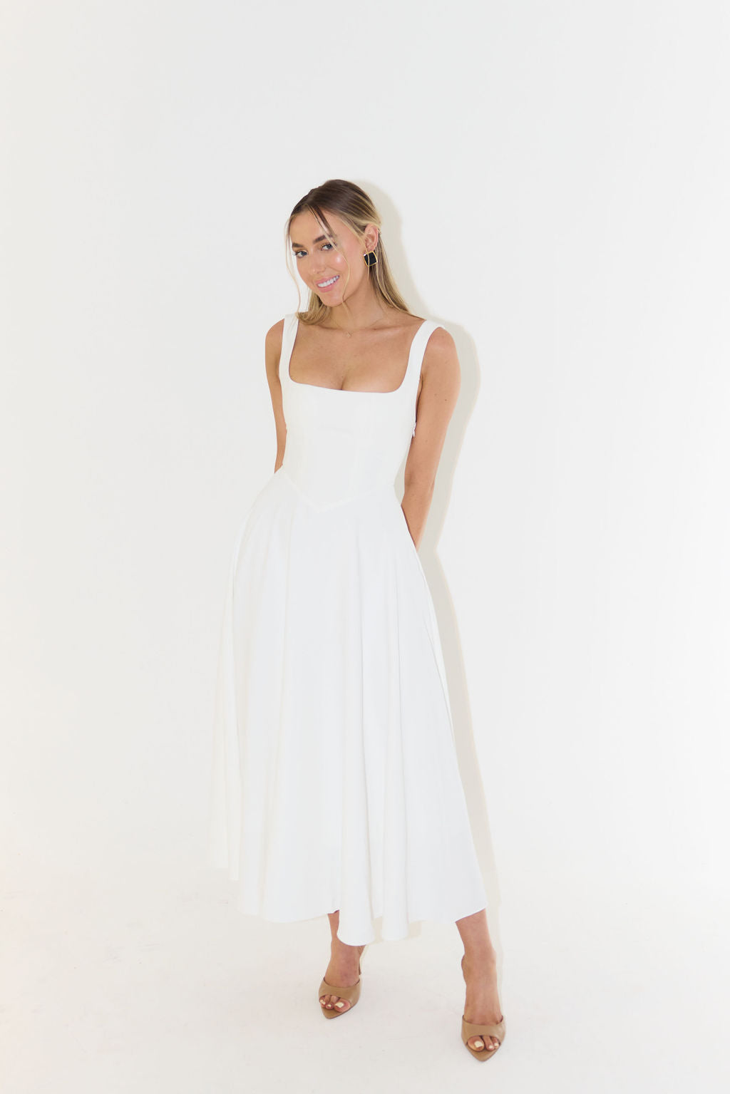 Elegante e raffinato abito da sera senza maniche con vita in evidenza, ideale per le occasioni speciali