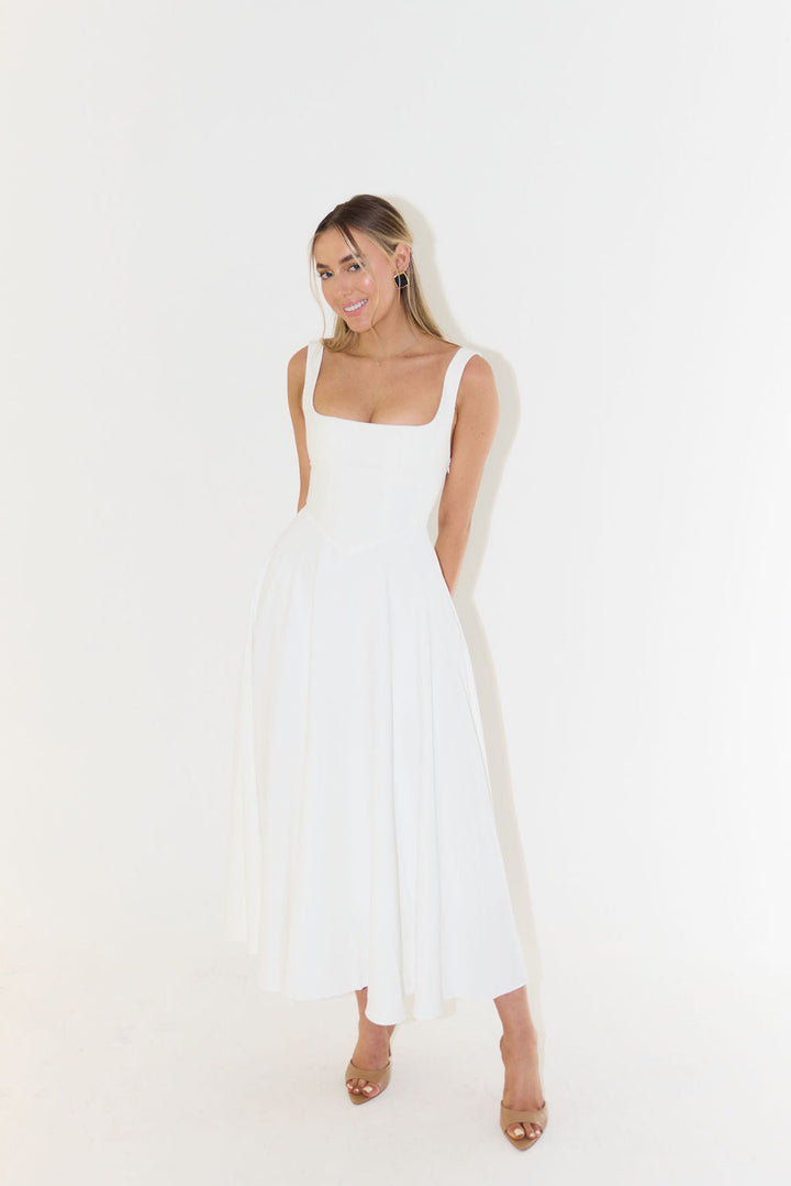 Elegante e raffinato abito da sera senza maniche con vita in evidenza, ideale per le occasioni speciali