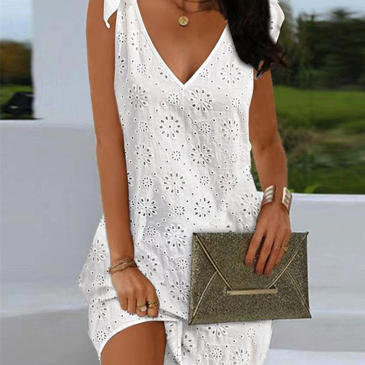 SummerBloom - Elegante abito estivo con sottili ricami e un'elegante scollatura a V