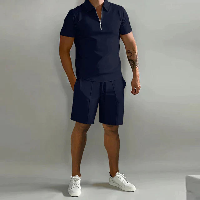 Elegante polo da uomo a maniche corte, realizzata in misto cotone, con elegante colletto con zip