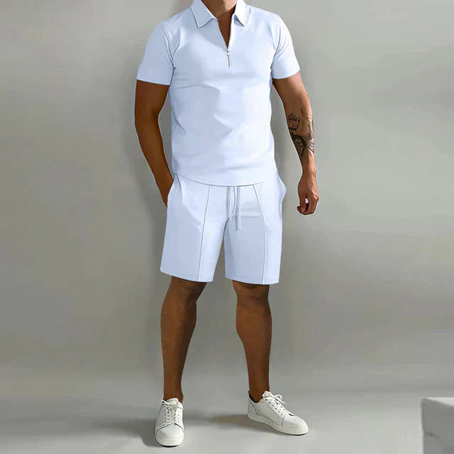 Elegante polo da uomo a maniche corte, realizzata in misto cotone, con elegante colletto con zip