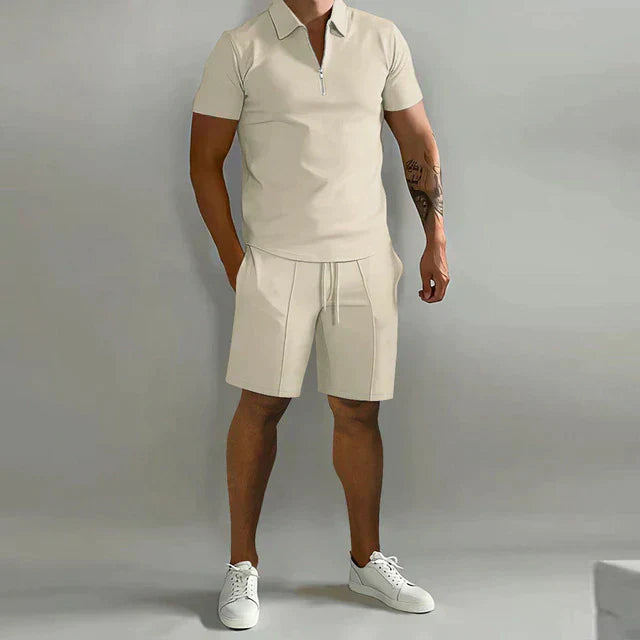 Elegante polo da uomo a maniche corte, realizzata in misto cotone, con elegante colletto con zip
