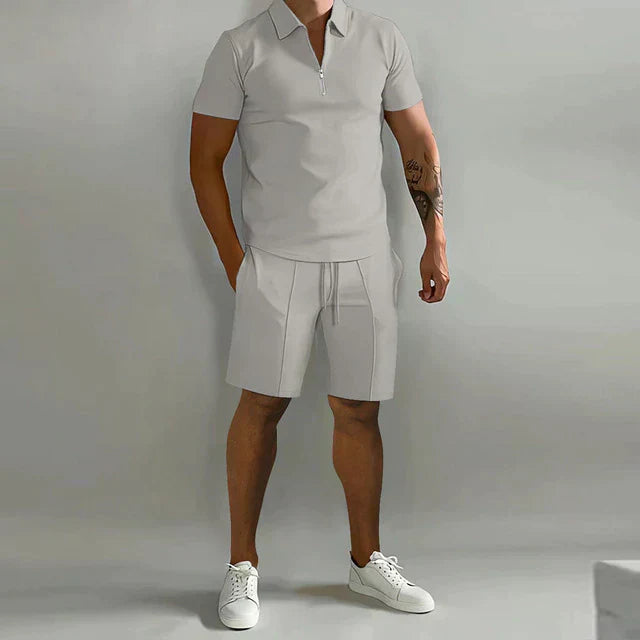 Elegante polo da uomo a maniche corte, realizzata in misto cotone, con elegante colletto con zip