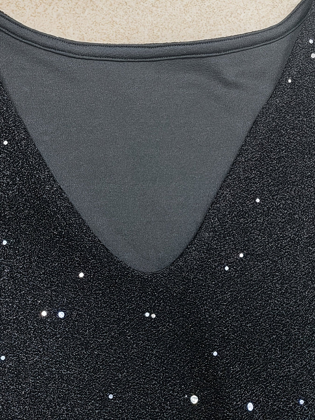 Mini abito da donna con scollatura a punta e maniche lunghe in paillettes scintillanti - perfetto per eventi bodycon