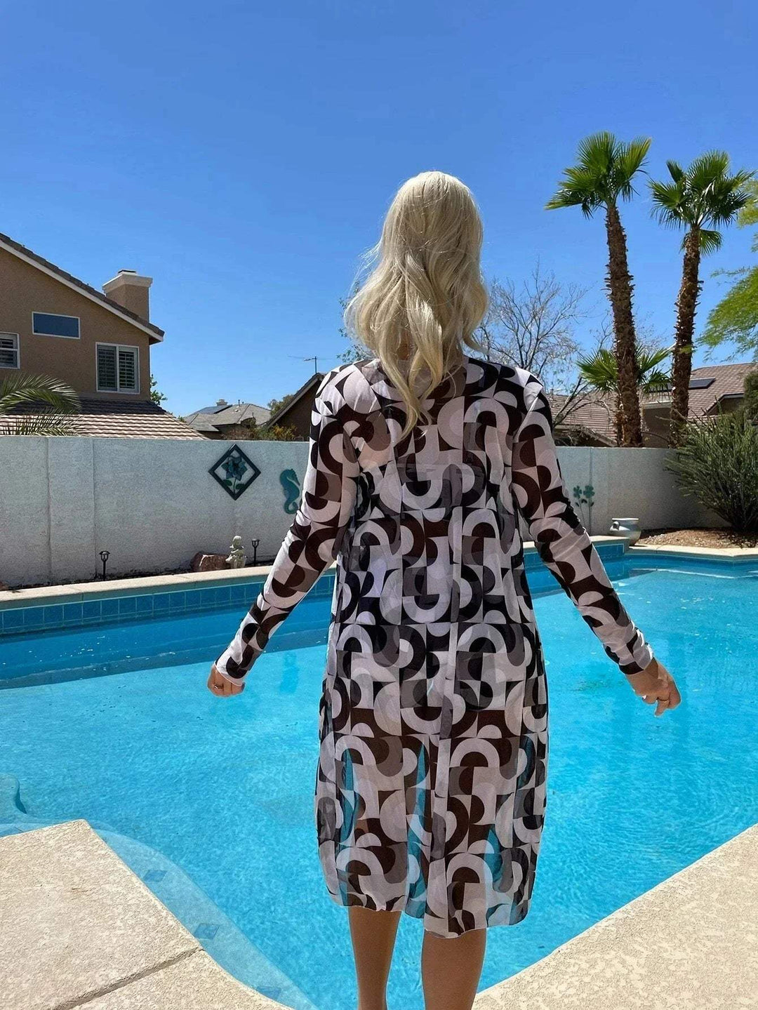 Elegante set da spiaggia da donna in 3 pezzi: cardigan lungo trasparente, top bikini frontale e pantaloncini a vita alta alla moda