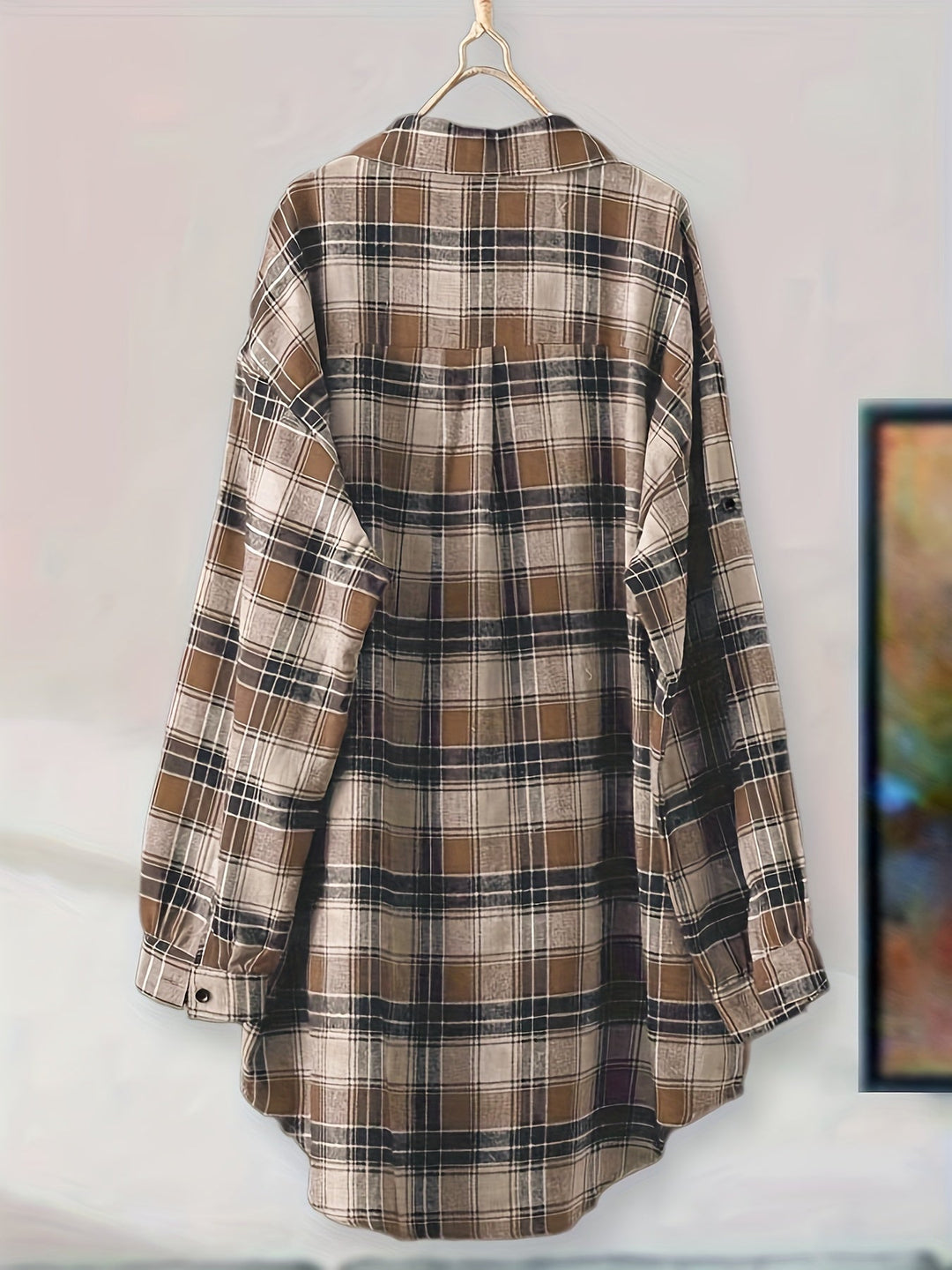 Elegante T-shirt lunga da donna con vistosi tagli sul petto