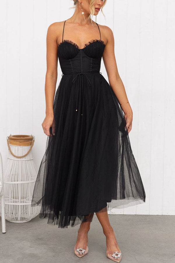 Elegante abito da sera Selira con accenti di rete e schiena scoperta - un look romantico e seducente con spalline sottili