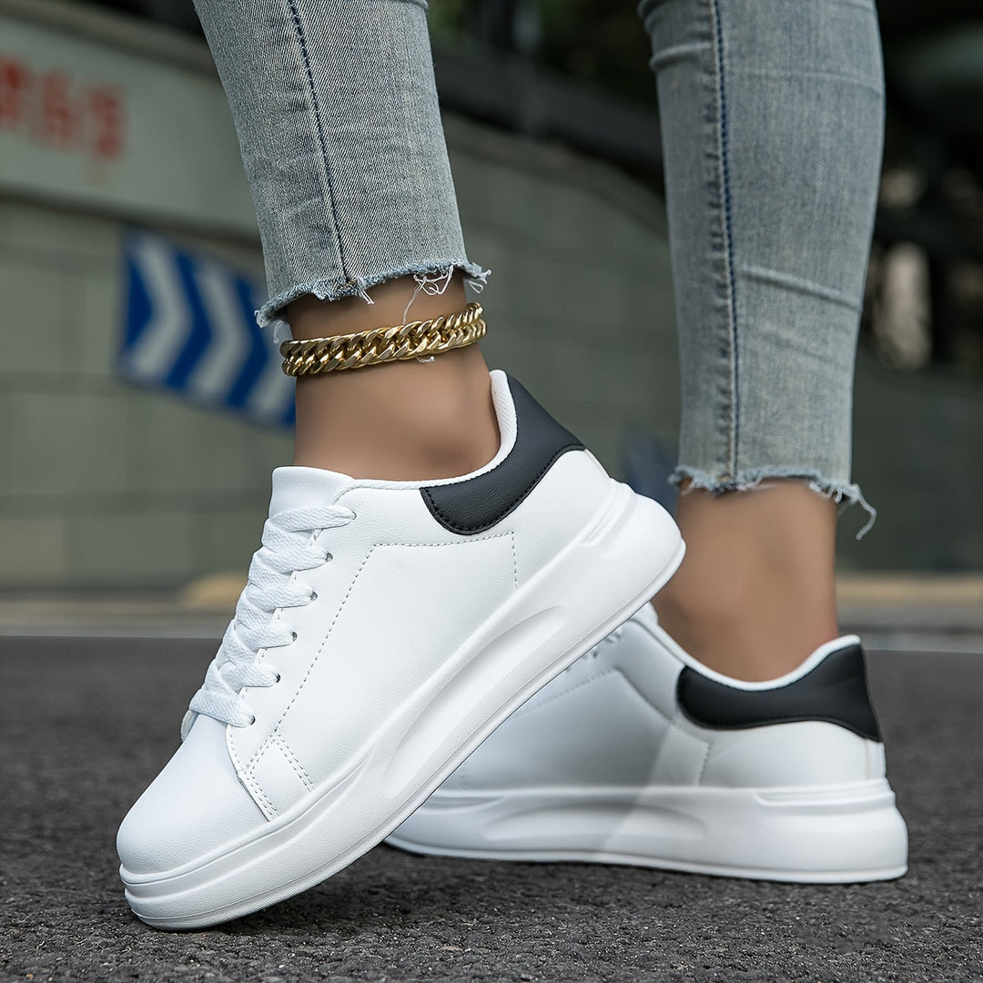Scarpe da ginnastica femminili bianche in finto cuoio e confortevoli