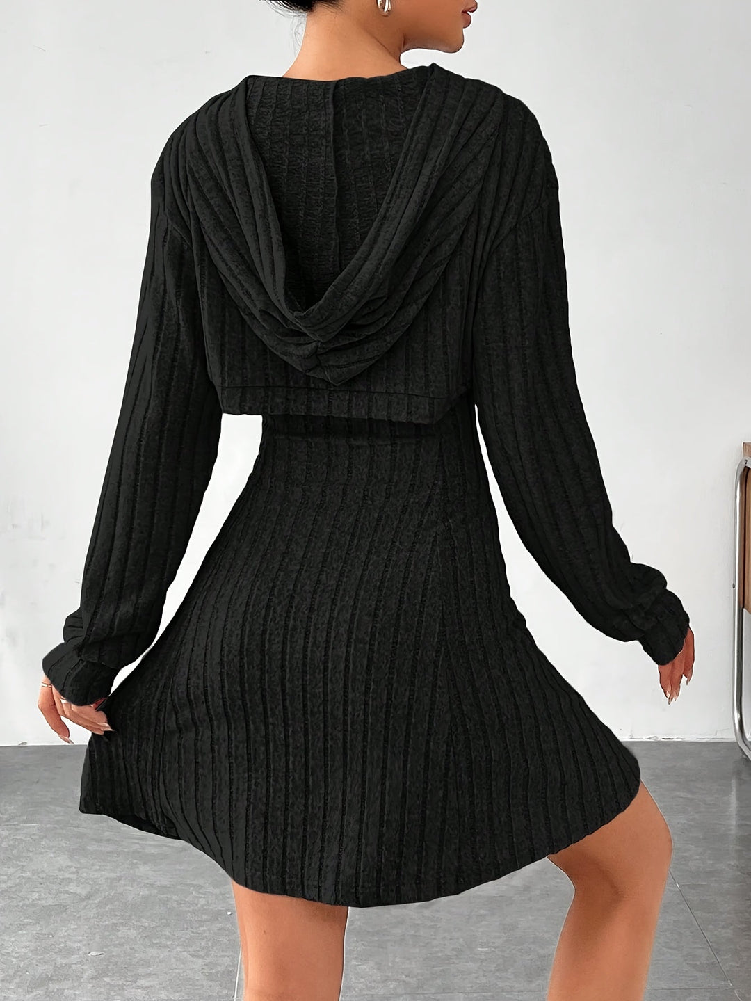Elegante accappatoio da donna in bianco con pratico cappuccio