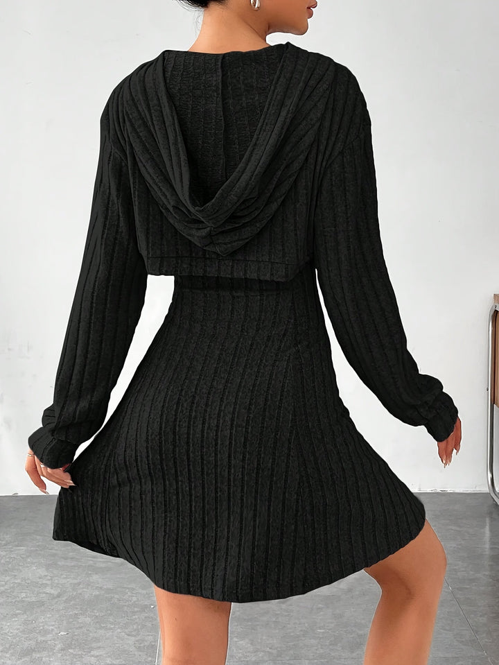 Elegante accappatoio da donna in bianco con pratico cappuccio