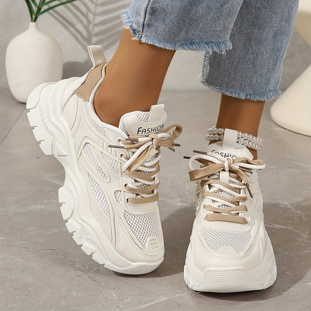 Scarpe sportive da donna in mesh con patch nero - comfort e look quotidiano alla moda