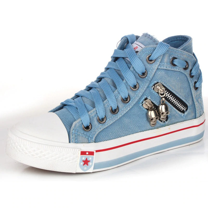 Scarpe da ginnastica alte da donna alla moda in un'elegante tonalità denim - calzature eleganti e comode per tutti i giorni