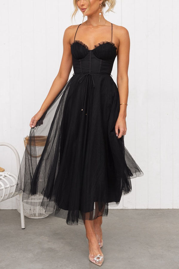 Elegante abito da sera Selira con accenti di rete e schiena scoperta - un look romantico e seducente con spalline sottili