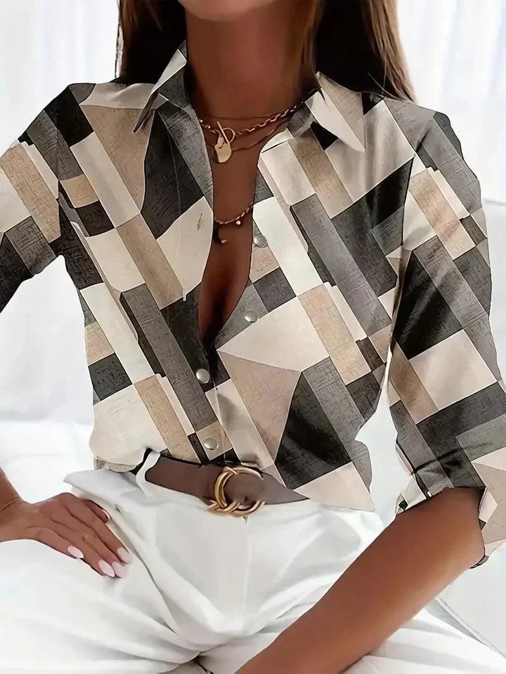Camiseta da donna con bottoni e stampa sofisticata per un look elegante