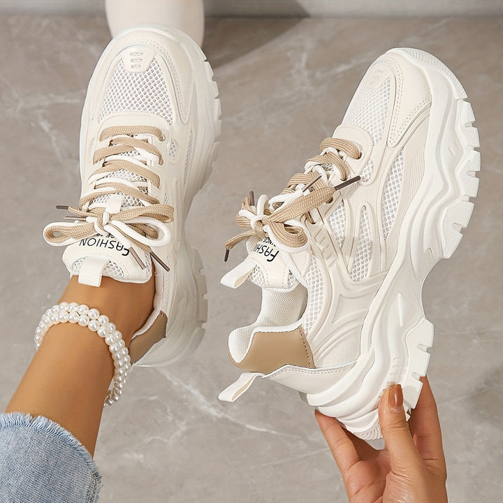 Scarpe sportive da donna in mesh con patch nero - comfort e look quotidiano alla moda