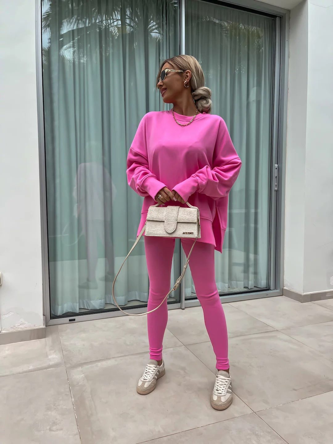 Comodo set lounge con felpa con cappuccio alla moda e pantaloni coordinati - perfetto per rilassarsi