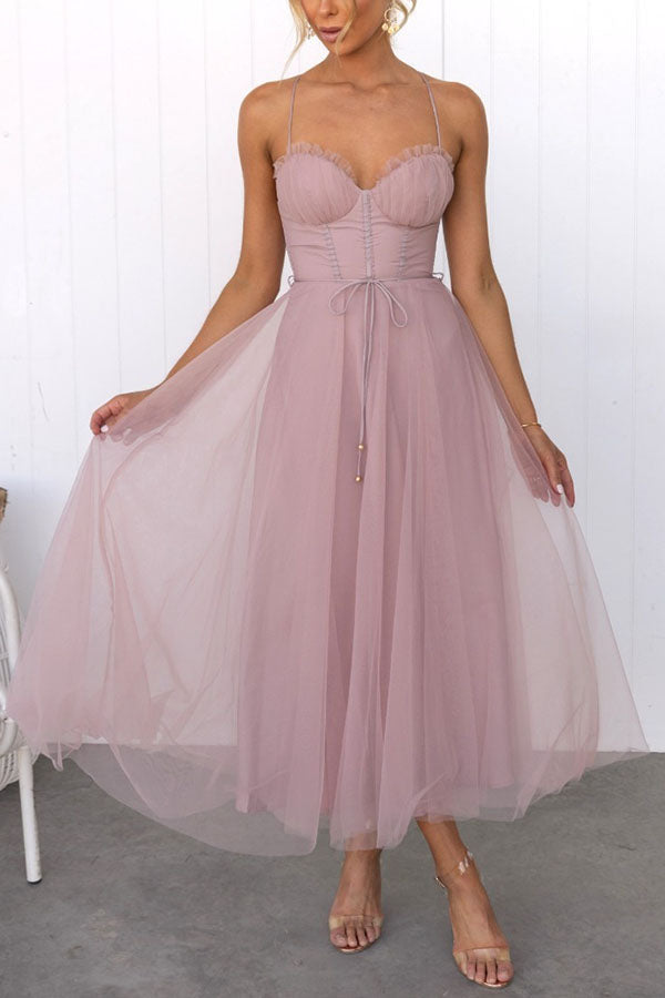 Elegante abito da sera Selira con accenti di rete e schiena scoperta - un look romantico e seducente con spalline sottili