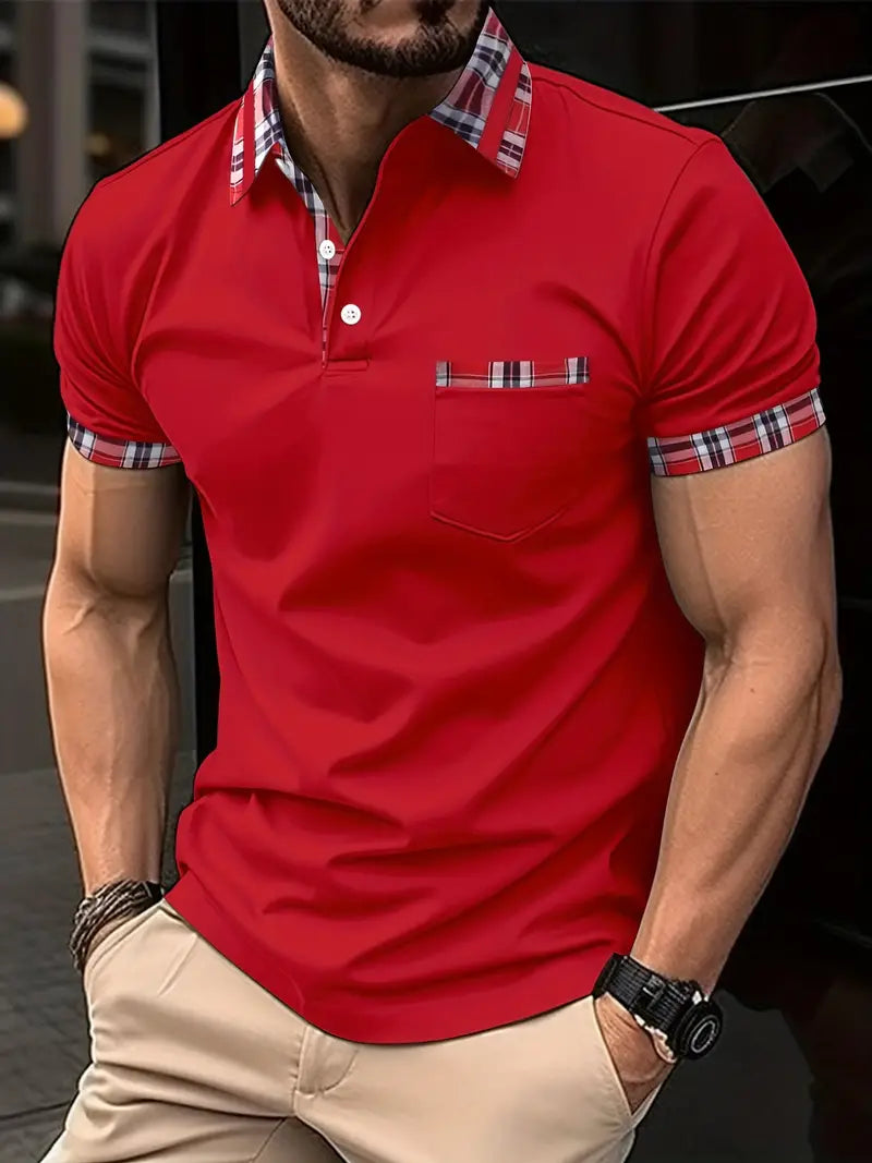 Elegante polo da uomo con colletto a quadri, maniche corte, abbottonatura e pratico taschino sul petto.