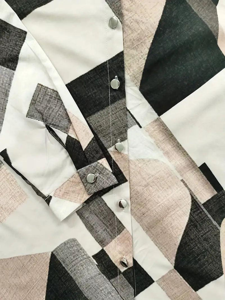 Camiseta da donna con bottoni e stampa sofisticata per un look elegante