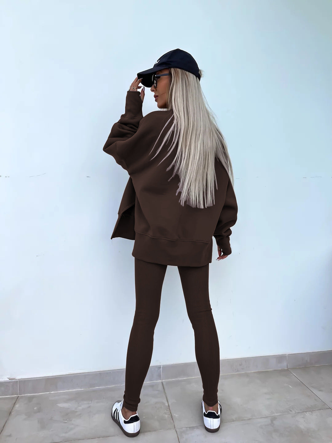Comodo set lounge con felpa con cappuccio alla moda e pantaloni coordinati - perfetto per rilassarsi