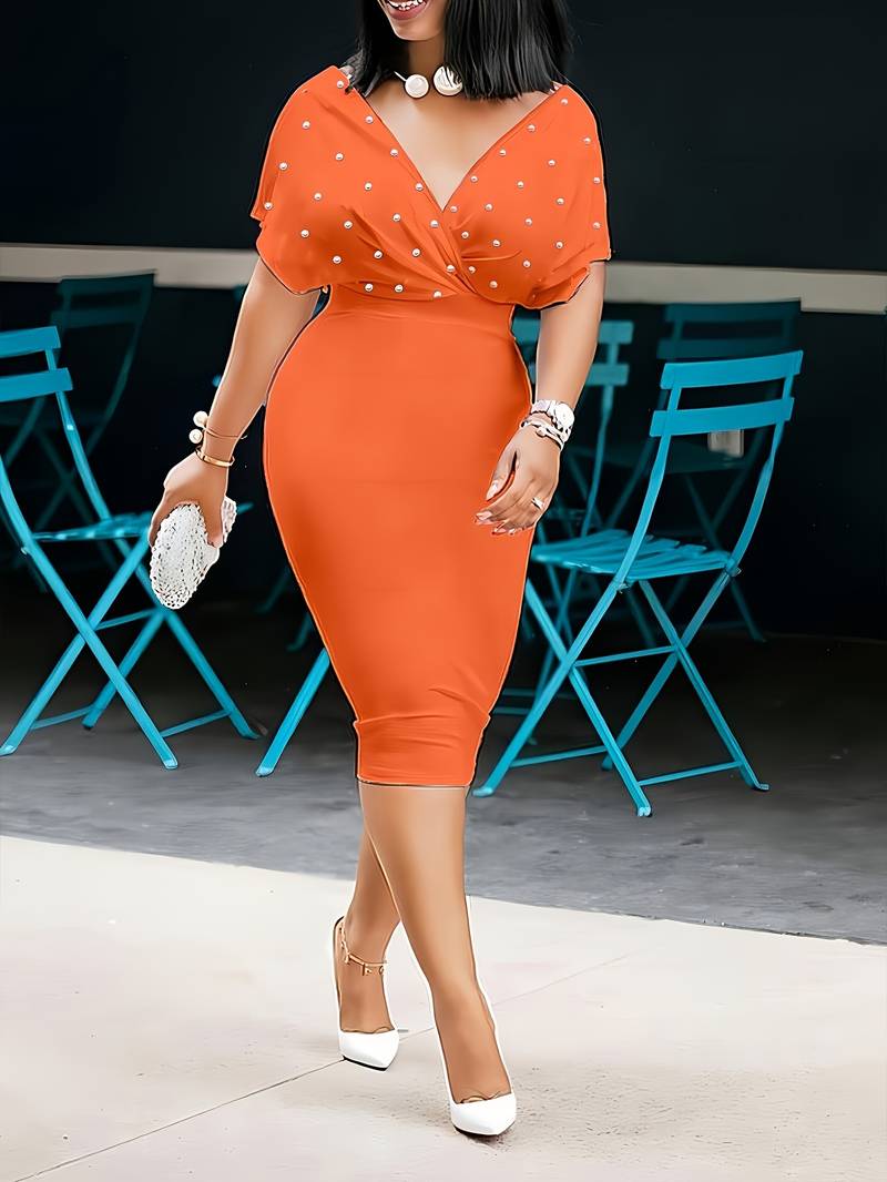 Elegante accappatoio da donna con scollo a punta, impreziosito da perle e polsini eleganti