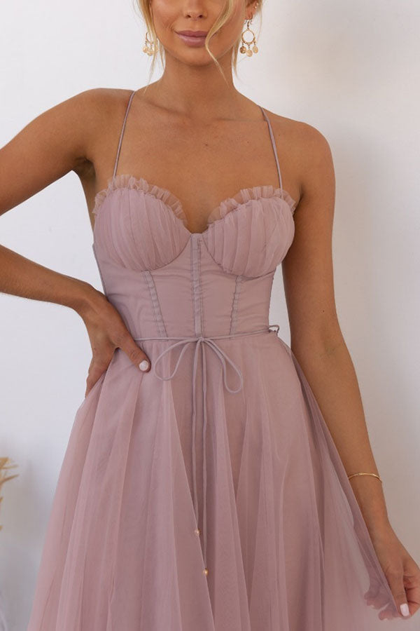 Elegante abito da sera Selira con accenti di rete e schiena scoperta - un look romantico e seducente con spalline sottili