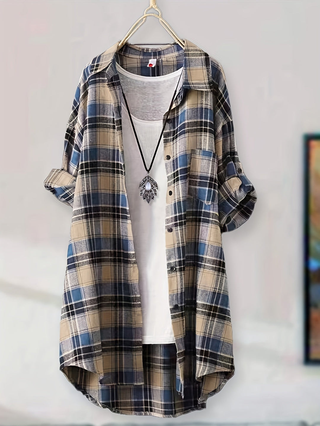 Elegante T-shirt lunga da donna con vistosi tagli sul petto