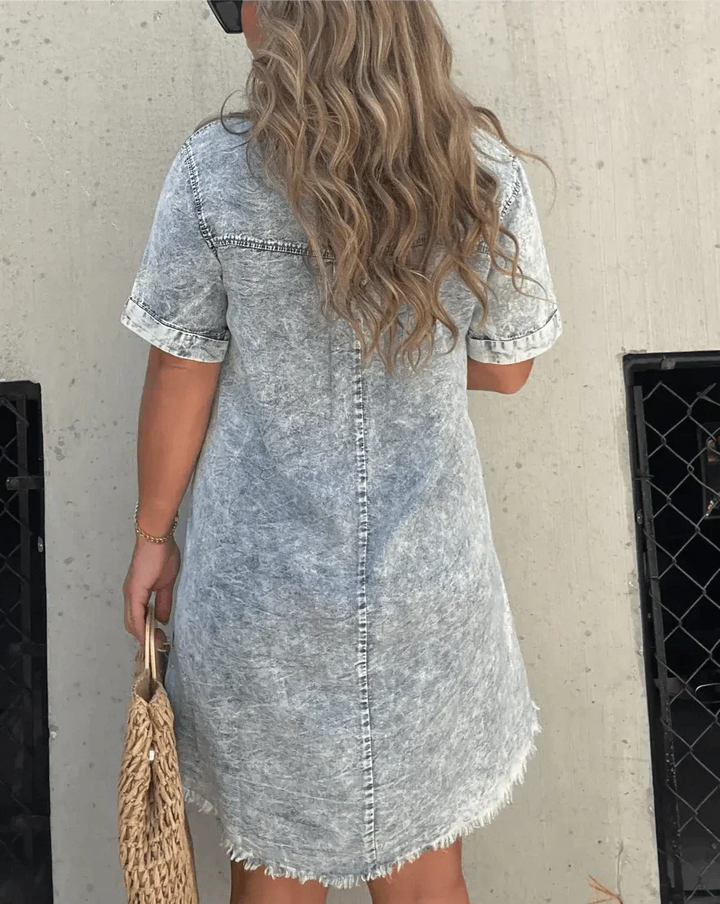 Elegante camicia da donna in denim con taglio svasato ed eleganti bottoni in cotone