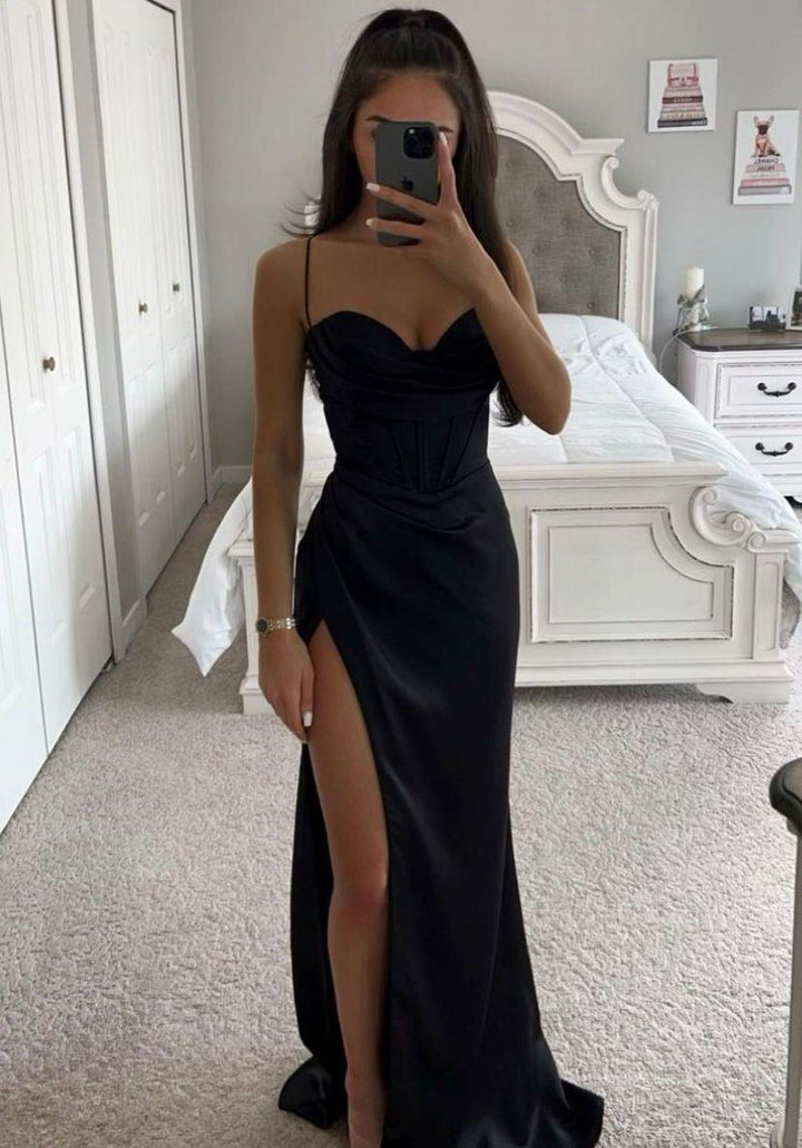 Elegante abito da damigella in raso blu navy con delicate spalline - il look perfetto per le occasioni speciali