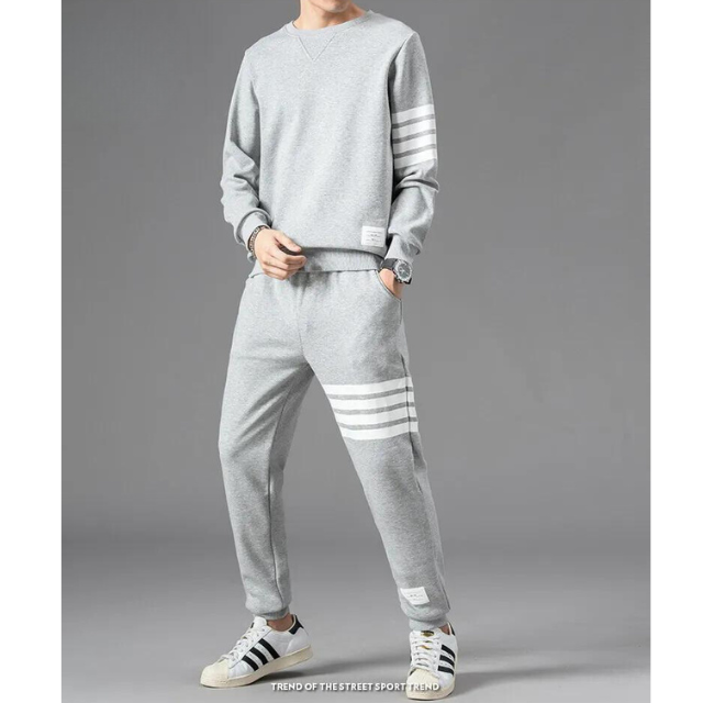 Confortevole set da uomo composto da maglia a maniche lunghe e jogger - ideale per un abbigliamento casual e rilassato