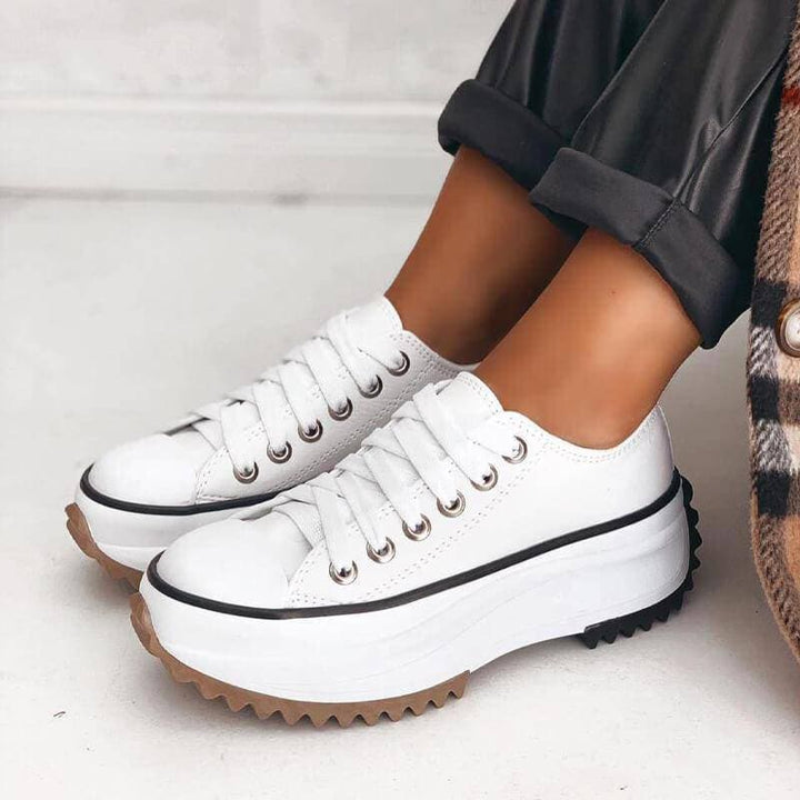 Scarpe da ginnastica con plateau da donna con un design di tendenza: un'opzione comoda, elegante e casual per tutti i giorni.
