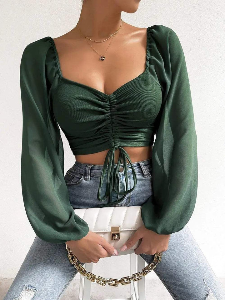 Elegante crop top da donna con maniche lunghe, attraente scollatura a forma di cuore, busto increspato ed eleganti maniche semitrasparenti