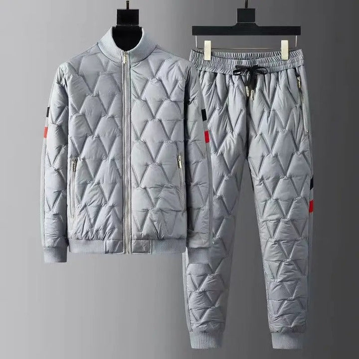 Elegante tuta trapuntata da uomo con bomber con cerniera e pantaloni affusolati - comodi polsini a costine e pratiche tasche con cerniera
