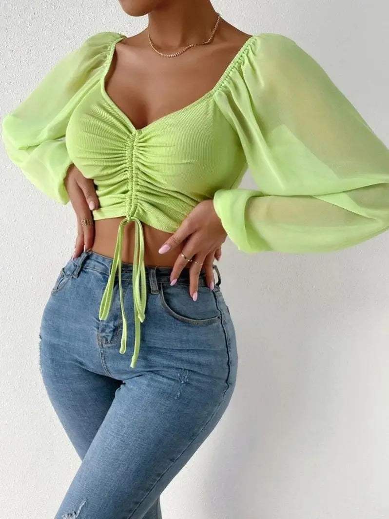 Elegante crop top da donna con maniche lunghe, attraente scollatura a forma di cuore, busto increspato ed eleganti maniche semitrasparenti