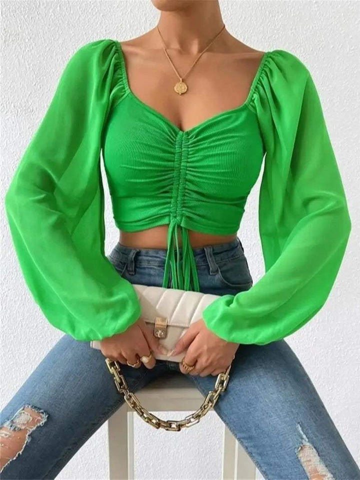 Elegante crop top da donna con maniche lunghe, attraente scollatura a forma di cuore, busto increspato ed eleganti maniche semitrasparenti