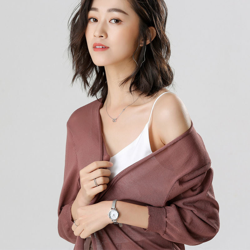 Silvaine - un cardigan estivo in maglia, arioso ed elegante, per il massimo del comfort e dell'eleganza.