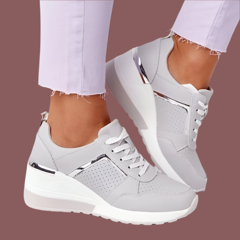 Scarpe da ginnastica eleganti da donna Amanda con tomaia traspirante in metallo e traforata con suola a plateau
