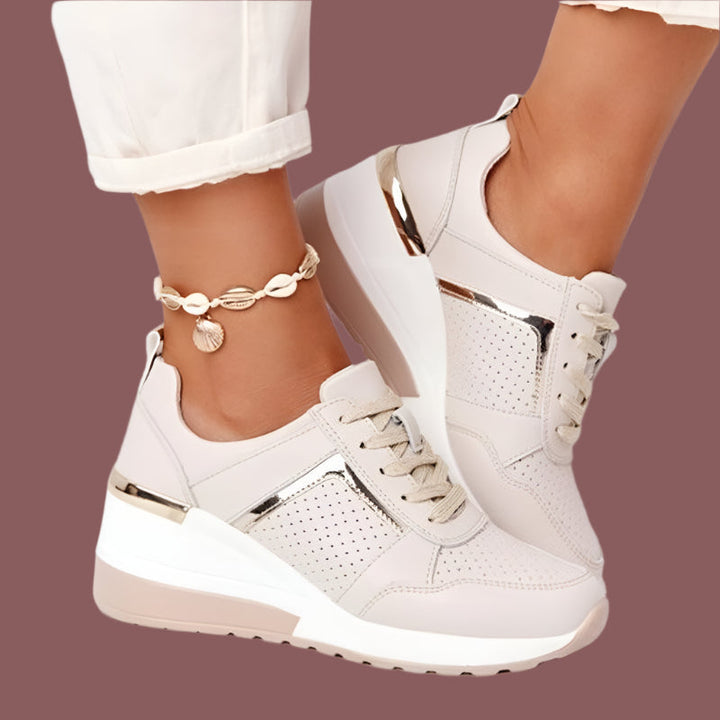 Scarpe da ginnastica eleganti da donna Amanda con tomaia traspirante in metallo e traforata con suola a plateau