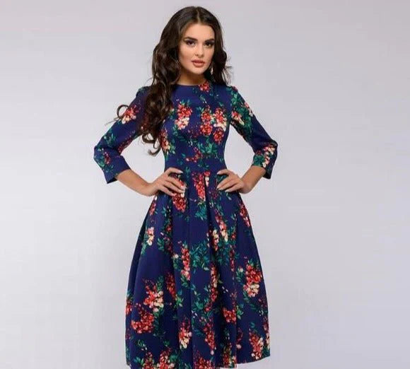 Elegante abito da donna con linea ad A e affascinante motivo floreale, lunghezza al ginocchio ed eleganti maniche a tre quarti