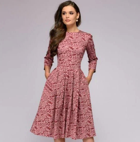 Elegante abito da donna con linea ad A e affascinante motivo floreale, lunghezza al ginocchio ed eleganti maniche a tre quarti