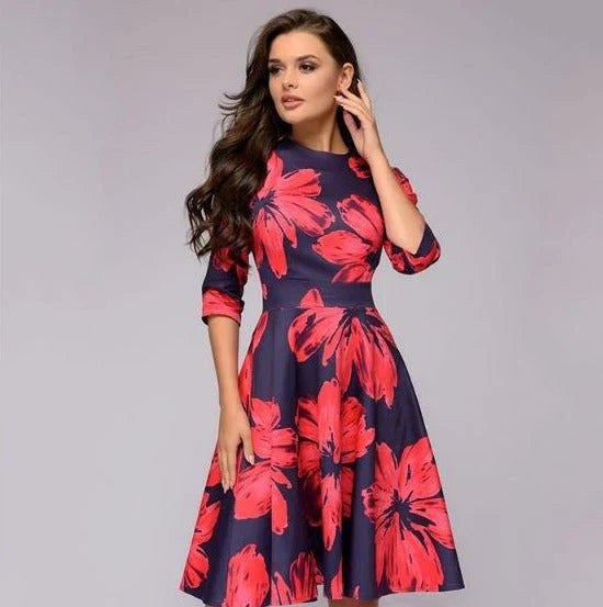 Elegante abito da donna con linea ad A e affascinante motivo floreale, lunghezza al ginocchio ed eleganti maniche a tre quarti